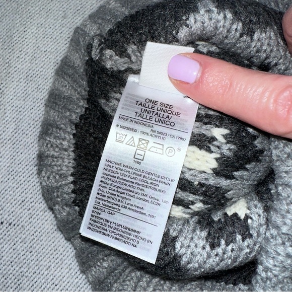 NWT Grey White Pom acrylic GAP winter hat designed by mix and patched - Picture 5 of 5
